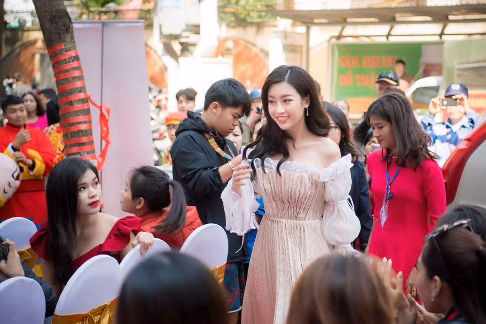 Sáng 9/3, Hoa hậu Đỗ Mỹ Linh nhận lời tham gia một sự kiện ở Hà Nội. Cô diện váy trễ vai với phần bèo nhún nữ tính của nhà thiết kế Chung Thanh Phong.