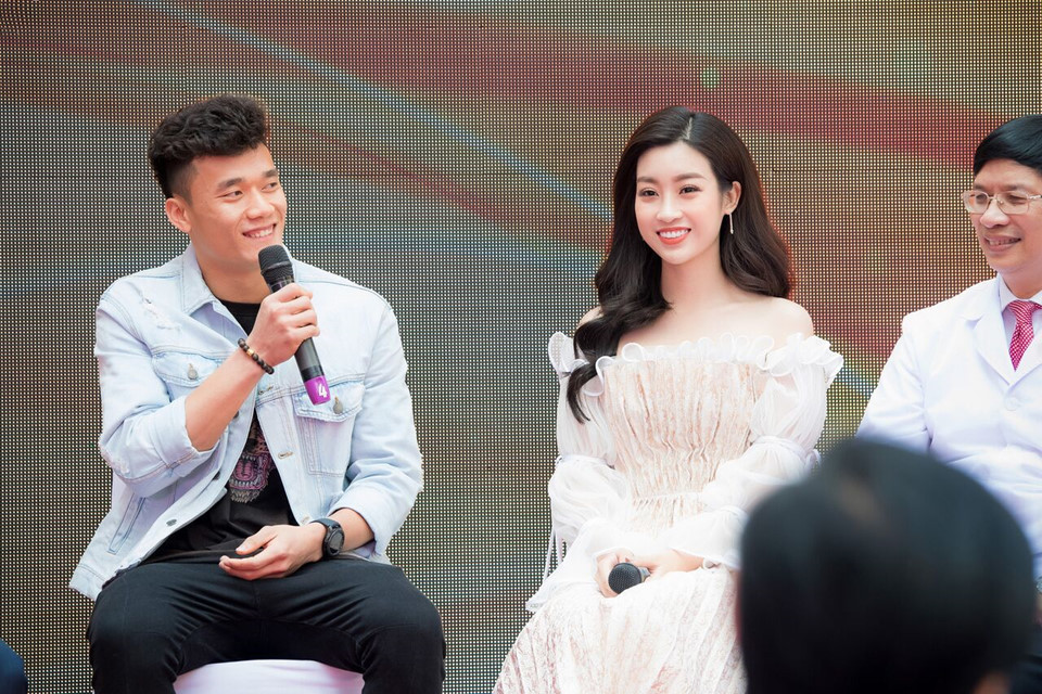 Thủ môn Bùi Tiến Dũng cùng Đỗ Mỹ Linh làm khách mời giao lưu tại sự kiện.