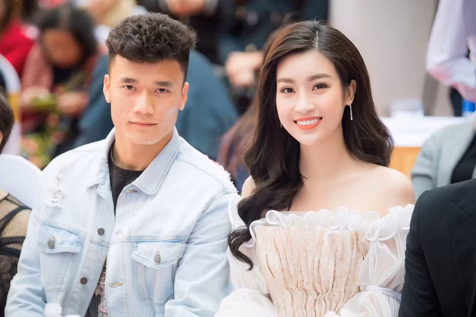 Thủ môn Bùi Tiến Dũng cũng được người hâm mộ bóng đá kỳ vọng sẽ tập trung vào chuyên môn tại V-League thay vì những thông tin đời tư. Anh luôn gây ấn tượng tốt vì lối ứng xử thân thiện.