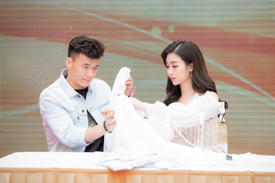 Về phần mình, Hoa hậu Đỗ Mỹ Linh từng chia sẻ: "Tôi vốn không có nhiều tiêu chuẩn cho người ấy. Tôi thích những người đàn ông trưởng thành, hiểu cho mình và yêu thương mình là được”.