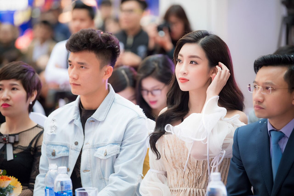 Trước đó, Hoa hậu từng sang tận sân vận động Thường Châu để cổ vũ đội U23 Việt Nam trong trận chung kết giải vô địch U23 châu Á.