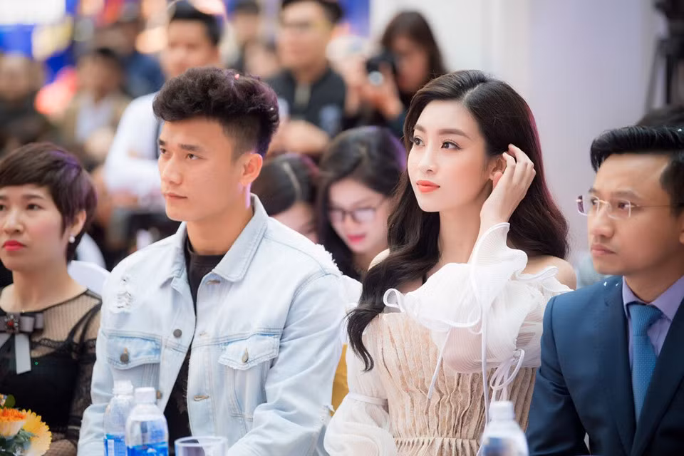 Trước đó, Hoa hậu từng sang tận sân vận động Thường Châu để cổ vũ đội U23 Việt Nam trong trận chung kết giải vô địch U23 châu Á.