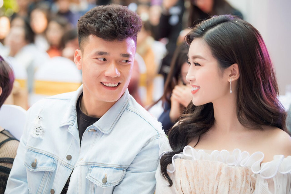 Trước những bình luận về chênh lệch tuổi tác trong tình yêu, Bùi Tiến Dũng bất ngờ nhắn nhủ Mỹ Linh: “Em nghĩ trong tình yêu tuổi tác là một khái niệm lỗi thời rồi”. Sau đó, khi bị ghép đôi, Hoa hậu Việt Nam 2016 cho biết việc cả hai có tình cảm là quá xa thực tế vì chưa trò chuyện trực tiếp lần nào.