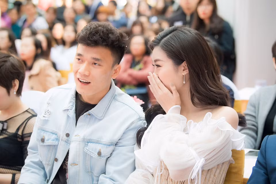 Hoa hậu và chàng thủ môn trò chuyện vui vẻ bên lề sự kiện. Trước đó, Hoa hậu Đỗ Mỹ Linh khi trò chuyện với bạn bè trên trang cá nhân đã dành nhiều lời khen cho Tiến Dũng. Bạn bè cô nhanh chóng ghép đôi tuyển thủ sinh năm 1997 và hoa hậu sinh năm 1996. Tuy nhiên, họ ái ngại về "mối tình chị em".