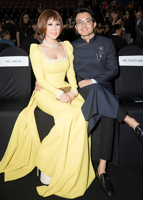 Tại sự kiện, Thu Hoài và bạn trai rất tình tứ. Thu Hoài công khai chuyện tình cảm với tình trẻ vào giữa năm 2017. Đến nay, mối quan hệ của họ khá tốt đẹp.