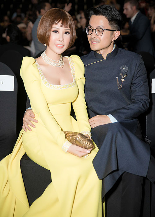 Ngoài việc phát triển sự nghiệp kinh doanh riêng, bạn trai của Hoa hậu Thu Hoài còn được nữ doanh nhân trân trọng bởi luôn quan tâm đến các con của cô. “Anh ấy thậm chí còn dành nhiều thời gian để lo cho các con của tôi hơn là mẹ chúng. Anh ấy chăm sóc, dạy chúng học và chia sẻ với chúng rất nhiều điều”, người đẹp bày tỏ.