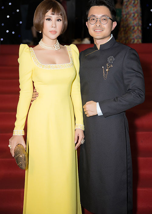 Tối 19/4, Hoa hậu Thu Hoài được tình trẻ 8X hộ tống đi sự kiện. Cả hai xuất hiện nổi bật trên thảm đỏ.