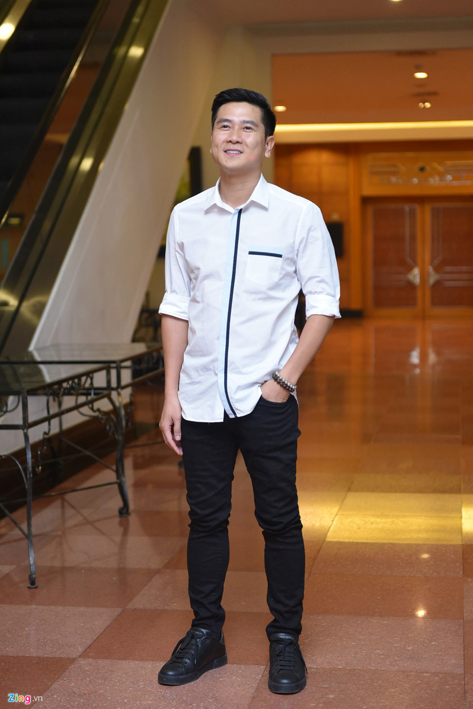 Nhiều đồng nghiệp của Khắc Việt như Hồ Hoài Anh, Hoàng Tôn, The Men... đã có mặt tại buổi tiệc để chúc mừng vợ chồng anh.