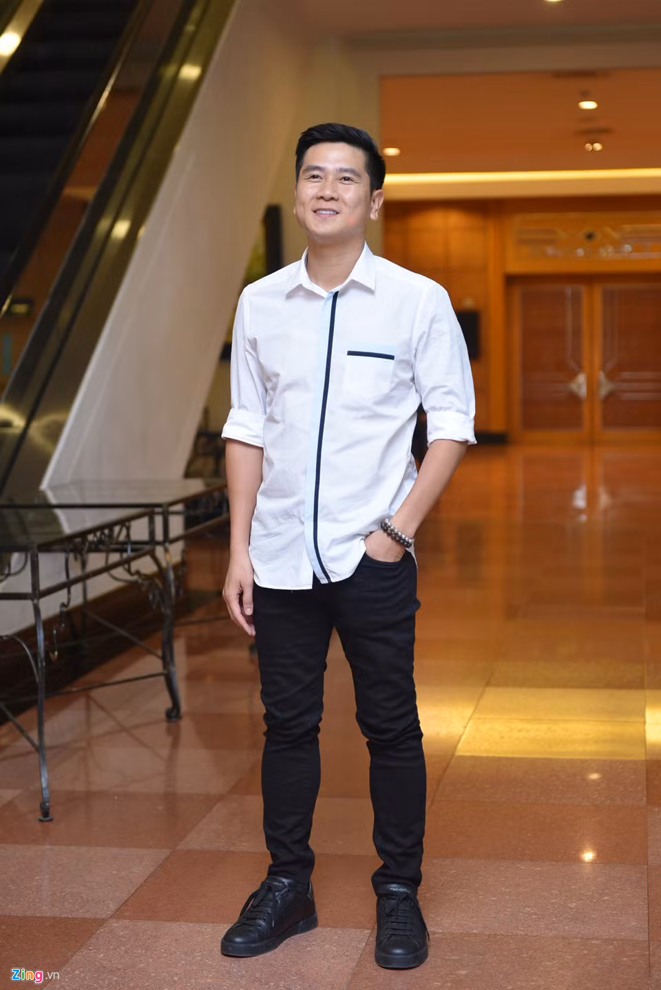 Nhiều đồng nghiệp của Khắc Việt như Hồ Hoài Anh, Hoàng Tôn, The Men... đã có mặt tại buổi tiệc để chúc mừng vợ chồng anh.