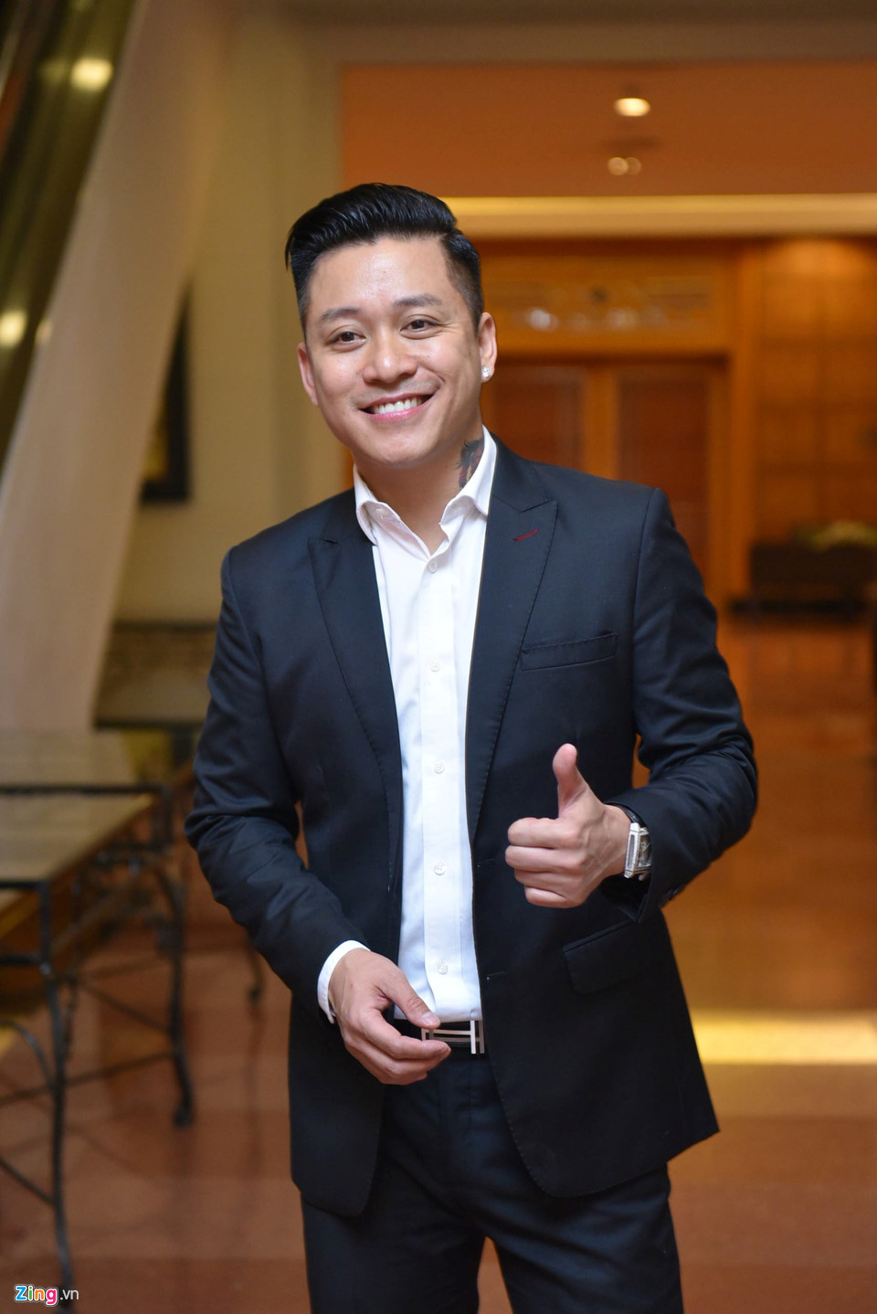 Tuấn Hưng là đàn anh thân thiết của chú rể. Cả hai từng song ca ca khúc Sao không cho nhau. Khắc Việt cũng mời đàn anh góp mặt trong đêm nhạc Yêu diễn ra năm 2014.