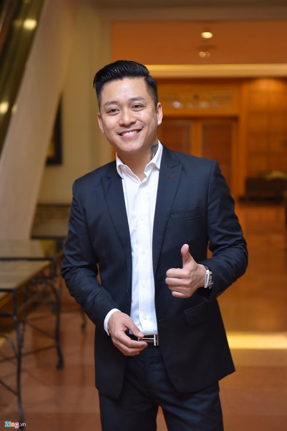 Tuấn Hưng là đàn anh thân thiết của chú rể. Cả hai từng song ca ca khúc Sao không cho nhau. Khắc Việt cũng mời đàn anh góp mặt trong đêm nhạc Yêu diễn ra năm 2014.