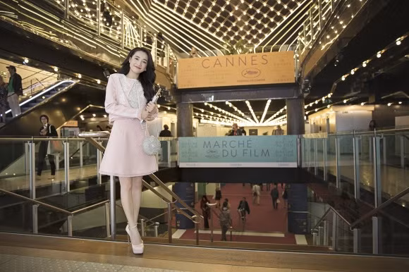 Chiếc clutch màu bạc ánh bạc với họa tiết được thiết kế tinh xảo, kỳ công được Nhã Phương diện lần đầu tại liên hoan phim Cannes 2018. Cô gây ấn tượng với bạn bè Quốc tế khi diện cùng áo dài truyền thống mang sắc hồng pastel dịu dàng, nền nã. Cùng trong khuôn khổ liên hoan phim Cannes, Nhã Phương lại chọn bộ cánh nữ tính, ngọt ngào nhưng không kém phần thanh lịch của mình bằng chiếc clutch quen thuộc.