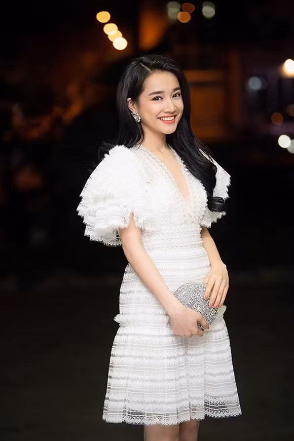 Ở một sự kiện khác, trong chiếc đầm trắng của NTK Chung Thanh Phong, Nhã Phương lại ưu ái cho chiếc clutch giá bình dân này.