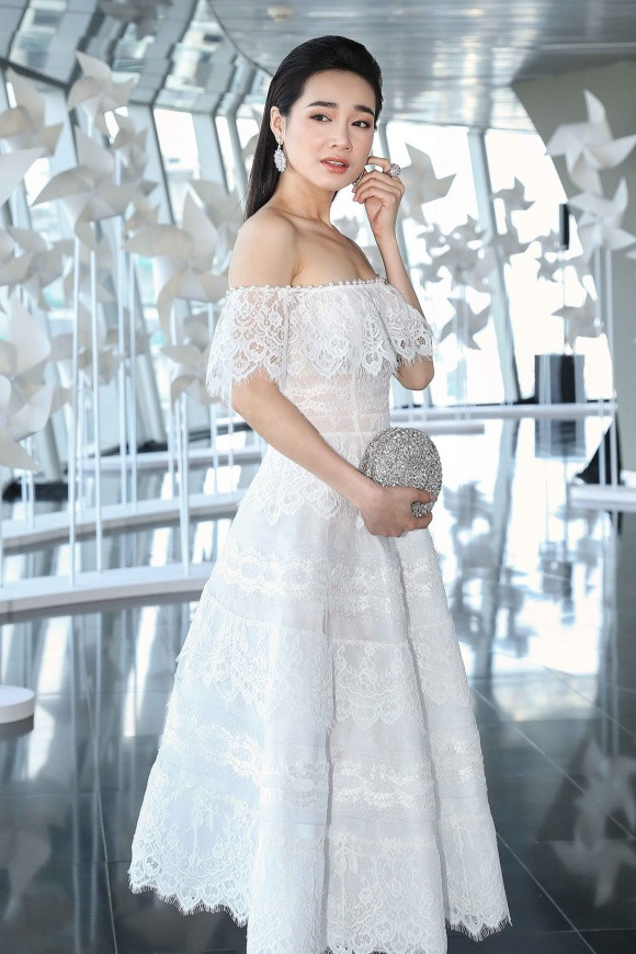 Tiếp đó, khi về nước, khi xuất hiện tại show thời trang của nhà thiết kế Chung Thanh Phong, Nhã Phương diện đầm trễ vai mang sắc trắng tinh khôi, trong trẻo và sự xuất hiện của chiếc clutch ánh bạc trong set đồ này quả là không thể hoàn hảo hơn.