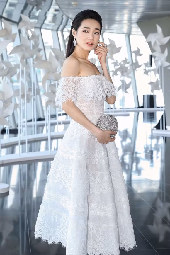 Tiếp đó, khi về nước, khi xuất hiện tại show thời trang của nhà thiết kế Chung Thanh Phong, Nhã Phương diện đầm trễ vai mang sắc trắng tinh khôi, trong trẻo và sự xuất hiện của chiếc clutch ánh bạc trong set đồ này quả là không thể hoàn hảo hơn.