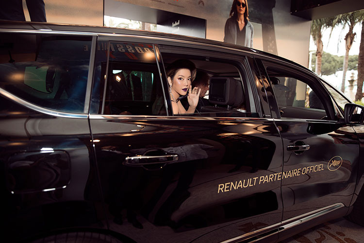 Hình ảnh Lý Nhã Kỳ được xe của BTC LHP Cannes đưa đón tới sự kiện.