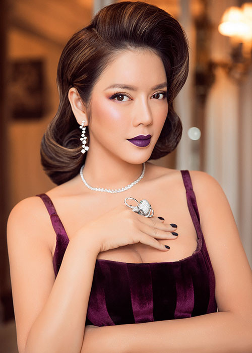 Kiểu tóc uốn cổ điển tạo thêm phần quyền lực cho Lý Nhã Kỳ ở LHP Cannes.