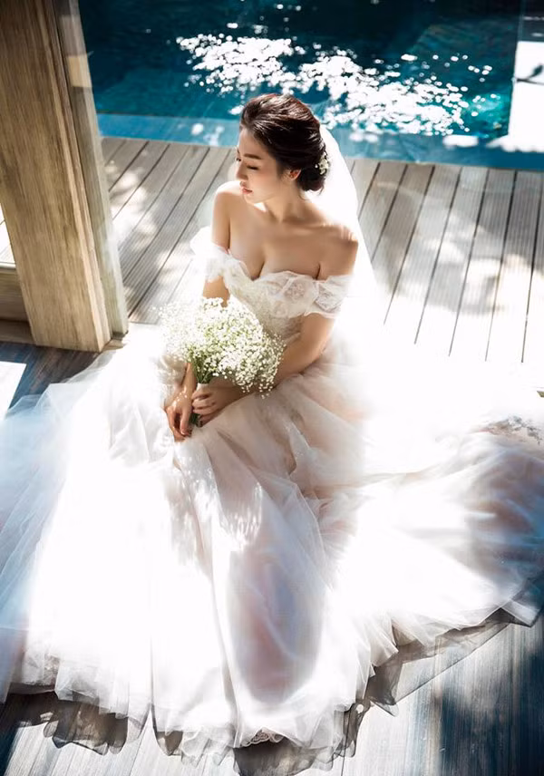 Á hậu Tú Anh gợi cảm trong chiếc váy cô dâu.