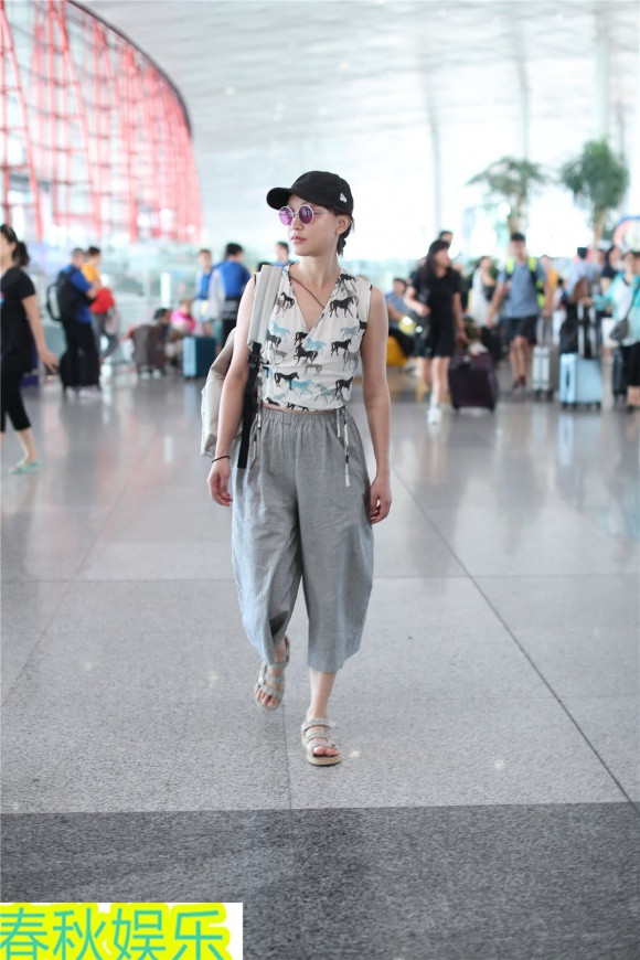 Có thể thấy sắc mặt của Châu Tấn khá tốt, không hề bị ảnh hưởng bởi tin đồn ly hôn chồng cách đây vài ngày.