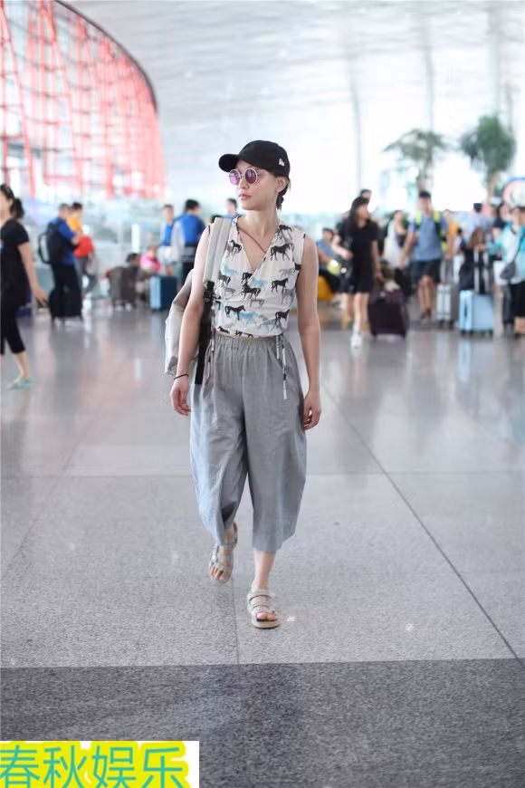 Có thể thấy sắc mặt của Châu Tấn khá tốt, không hề bị ảnh hưởng bởi tin đồn ly hôn chồng cách đây vài ngày.