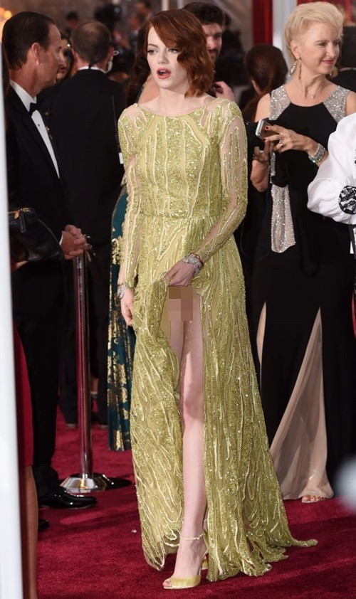 Tại Oscar 2015, chỉ vì trót đưa tay lên nâng vạt váy cho khỏi vướng mà nữ diễn viên Emma Stone đã vô tình lọt vào ống kính với khoảnh khắc không thể gọi là duyên dáng! Sau sự cố này, mỹ nhân La La Land chắc chắn đã rút kinh nghiệm không ít.