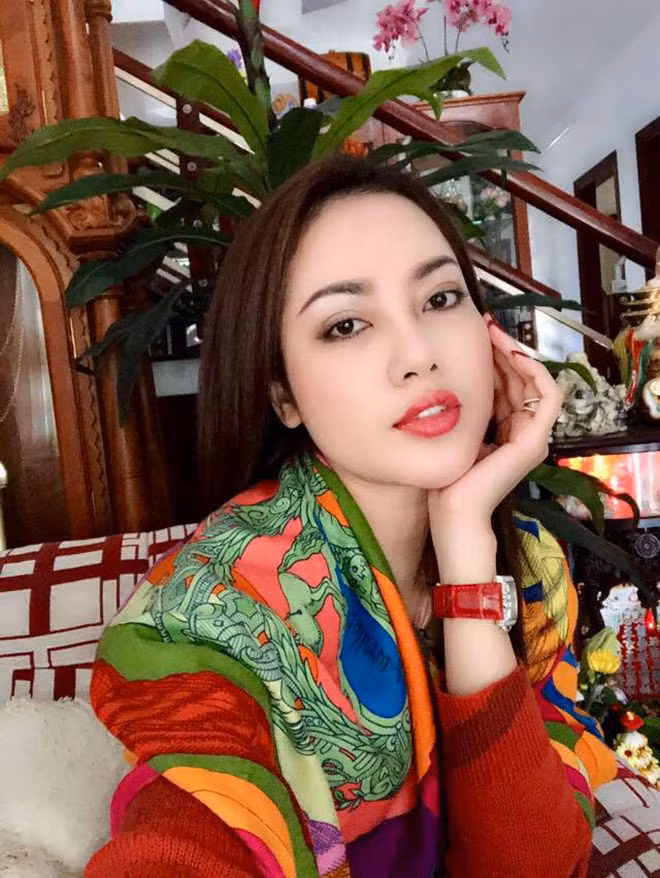 Những lúc bên vợ, Lâm Vũ cho biết anh tập nấu ăn để chăm sóc vợ và con trong bụng. Dù có mẹ luôn túc trực nhưng nam ca sĩ vẫn luôn muốn bên cạnh che chở vợ khi mang thai.