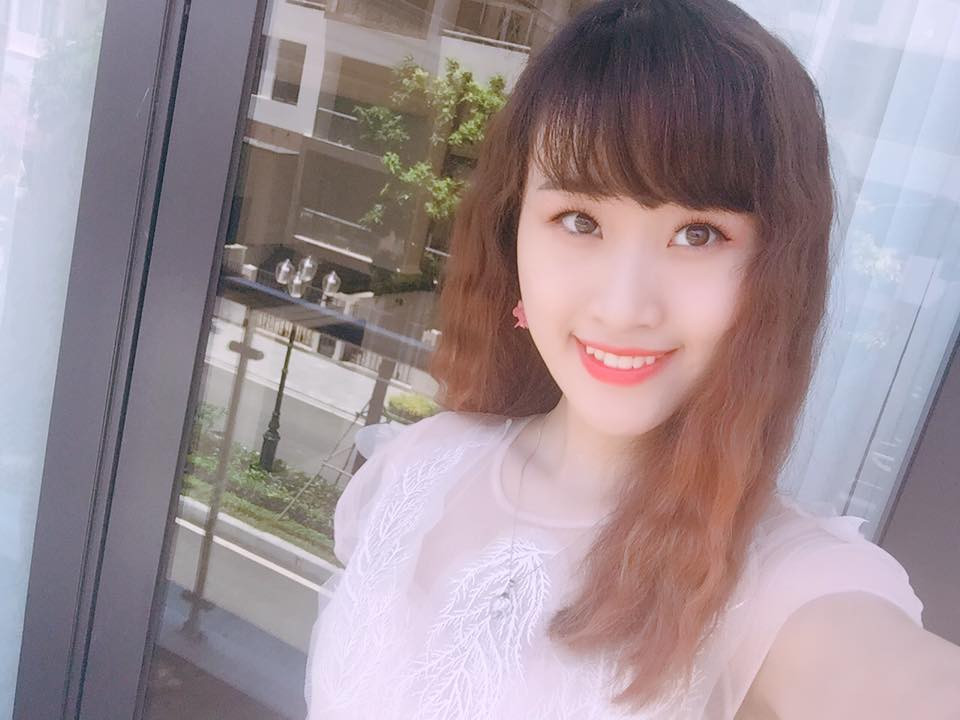 "Hiện tại em học rất tốt ngành thiết kế và vẫn đang tiếp tục rèn luyện lấn sân một chút sang điện ảnh mặc dù vẫn chưa được tốt lắm" - Thiên Nga nói về việc học hành hiện tại.