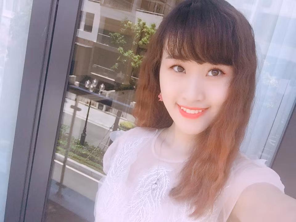 "Hiện tại em học rất tốt ngành thiết kế và vẫn đang tiếp tục rèn luyện lấn sân một chút sang điện ảnh mặc dù vẫn chưa được tốt lắm" - Thiên Nga nói về việc học hành hiện tại.