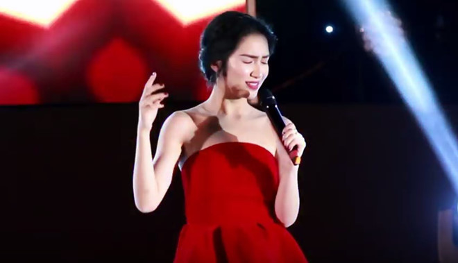 Hòa Minzy quên toàn bộ lời một ca khúc khi hát.