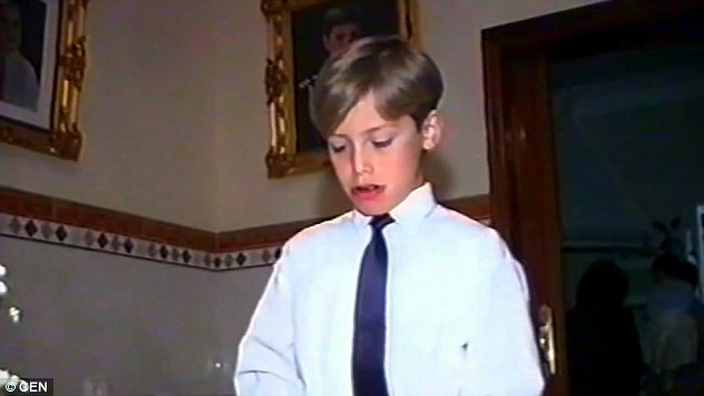 Angela Ponce khi còn là một cậu bé.