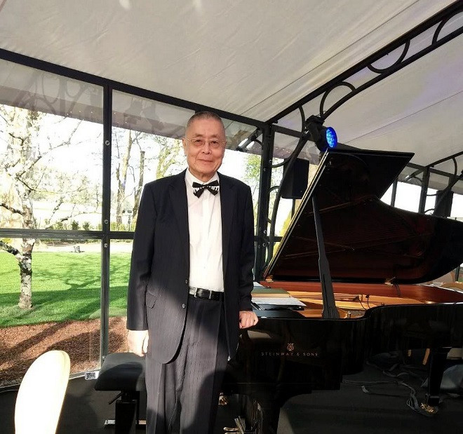 Nghệ sĩ dương cầm Lưu Thi Côn sau khi tham dự sự kiện văn hóa tại Dubai đã lên thẳng chuyên cơ của Triệu Vy để tới dự bữa tiệc này.