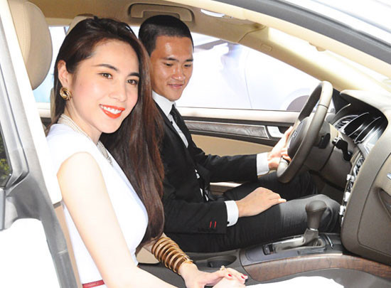 Anh cũng viết: "Tôi luôn khắc cốt hai nguyên tắc trong đời sống vợ chồng: Điều 1 - Vợ luôn đúng, Điều 2 - Hãy luôn ghi nhớ điều một".