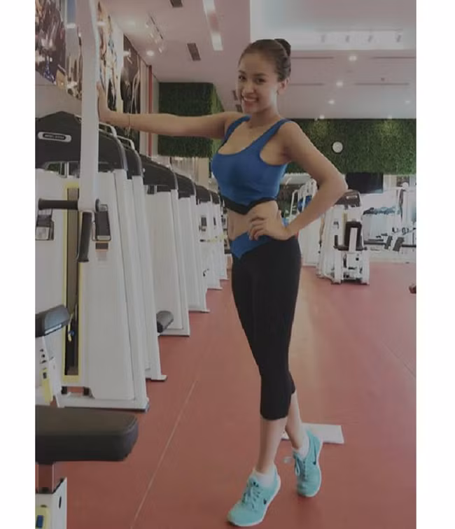 Vân Hugo duy trì tập yoga từ sau khi sinh em bé, tính đến nay cũng đã hơn 5 năm. Cô đều đặn đến lớp lúc sáng sớm và tập kéo dài trong 1 tiếng để cơ thể dẻo dai, săn chắc, tinh thần thư thái.