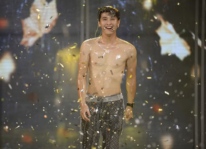 Nhiều khán giả phát hiện nhân vật trong ảnh có nụ cười và hình xăm bọ cạp giống hệt Huỳnh Anh.