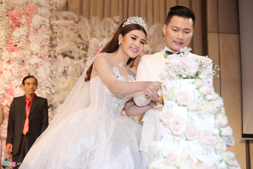 Nữ ca sĩ Tố Ny và chồng thực hiện những nghi lễ truyền thống như cắt bánh, rót rượu vang trong niềm hạnh phúc. Trong thời gian hẹn hò, cả hai từng chia tay nhau nhưng nhận ra tình cảm dành cho nhau là không thể thay thế.