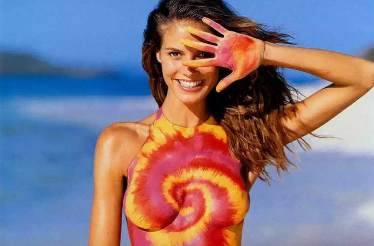 Siêu mẫu Heidi Klum gợi cảm vô cùng nhờ nghệ thuật vẽ lên cơ thể. Mặc dù đã là mẹ của 4 nhóc tì nhưng người mẫu Đức vẫn sở hữu thân hình, đặc biệt là vòng 1 rất săn chắc. (Ảnh: The Richest)