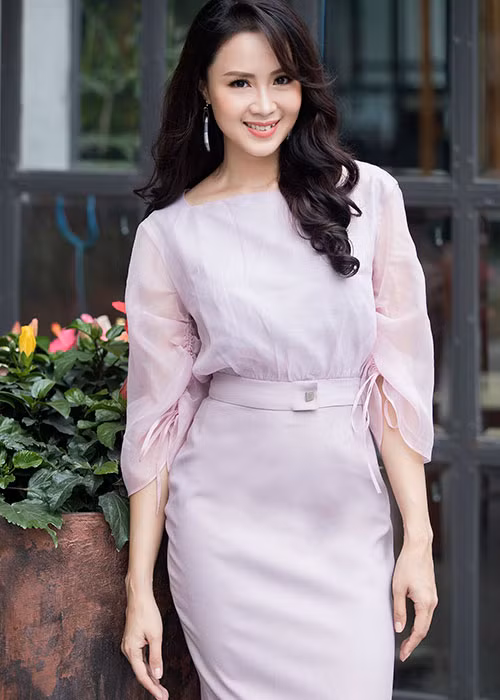 Tuy vậy, khi biết việc xây dựng nhân vật nàng dâu có phần quá nhu mì là dụng ý của đạo diễn để tạo thành hai tuyến nhân vật đối nghịch, Hồng Diễm đã nhận lời.