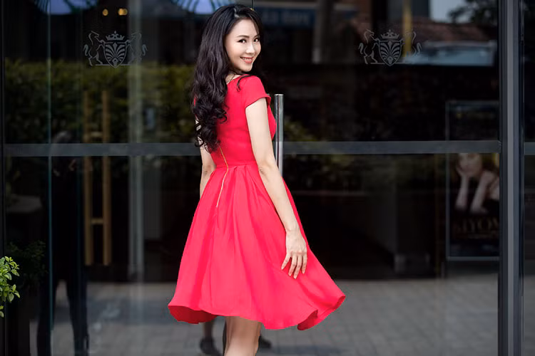 Và Hồng Diễm đã vào vai rất ngọt khi hóa thân một nàng dâu đảm đang, nhẫn nhịn.