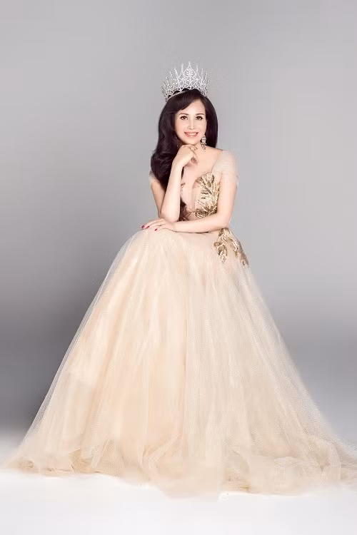 Hoa hậu Diệu Hoa thành thạo 5 thứ tiếng, tốt nghiệp thạc sĩ Quản trị kinh doanh tại Thái Lan năm 2007 cũng đạt được nhiều thành công.