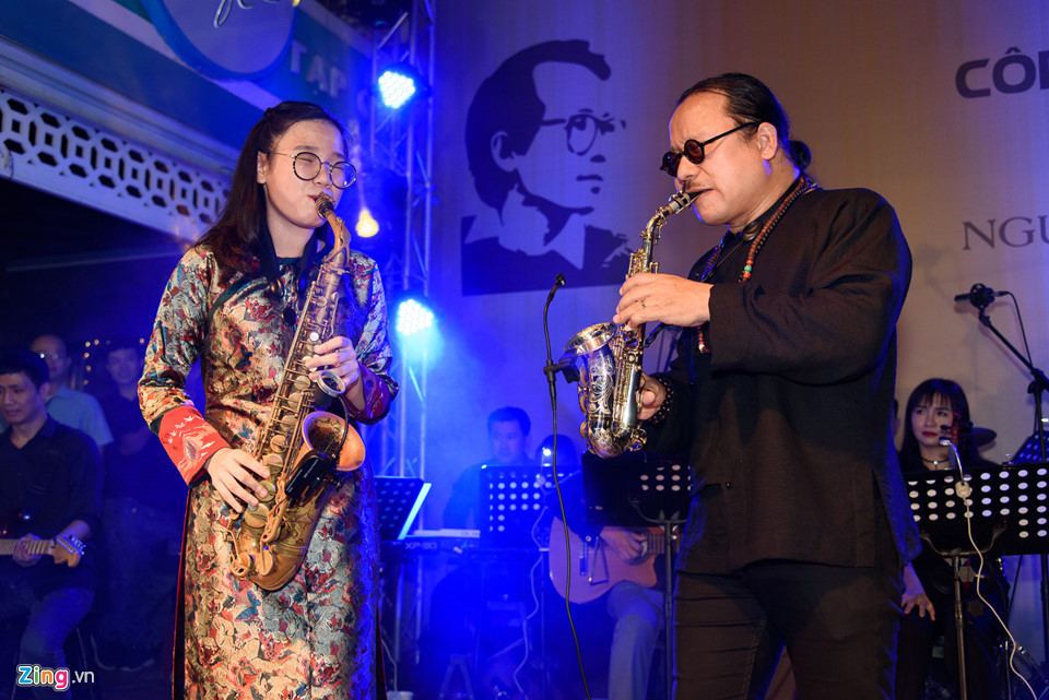 Nhạc sĩ Trần Mạnh Tuấn và con gái đưa khán giả đến với những giai điệu quen thuộc của nhạc Trịnh.