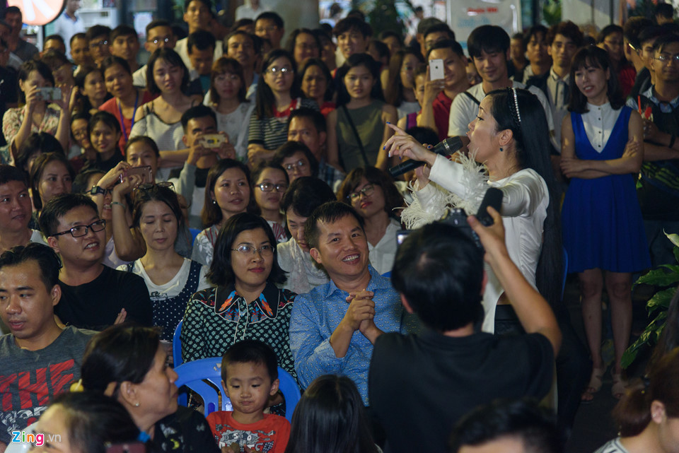 Diva Hồng Nhung hầu như không vắng mặt trong các đêm nhạc tưởng nhớ nhạc sĩ tài hoa suốt nhiều năm qua. Năm nay, trong không gian ấm cúng, thân tình tại đường sách TP.HCM, chị mang tới ca khúc Em còn nhớ hay em đã quên, Hà Nội mùa thu, Bống.