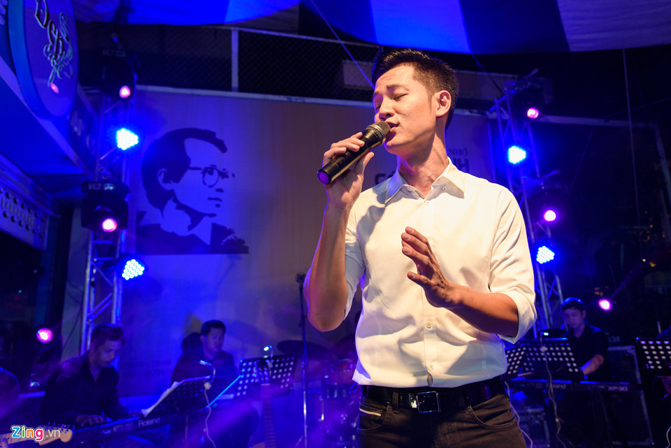 Ca sĩ Đức Tuấn thể hiện ca khúc Xin cho tôi da diết. Anh cho biết trải nghiệm cuộc sống giúp anh hiểu nhiều hơn ý nghĩa trong từng bài hát của nhạc sĩ quá cố.