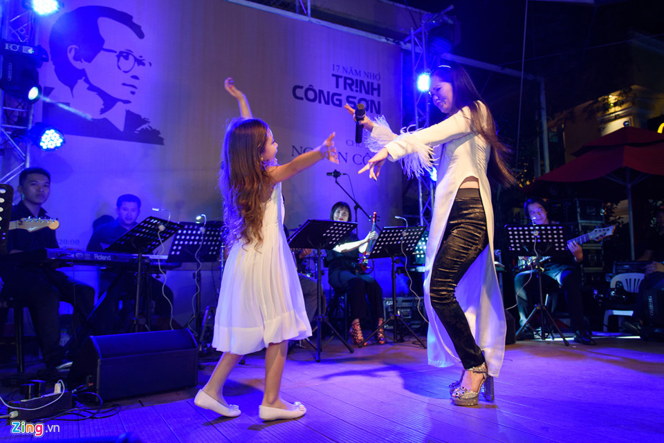 Con gái của Hồng Nhung bất ngờ lên sân khấu múa minh họa cùng mẹ.