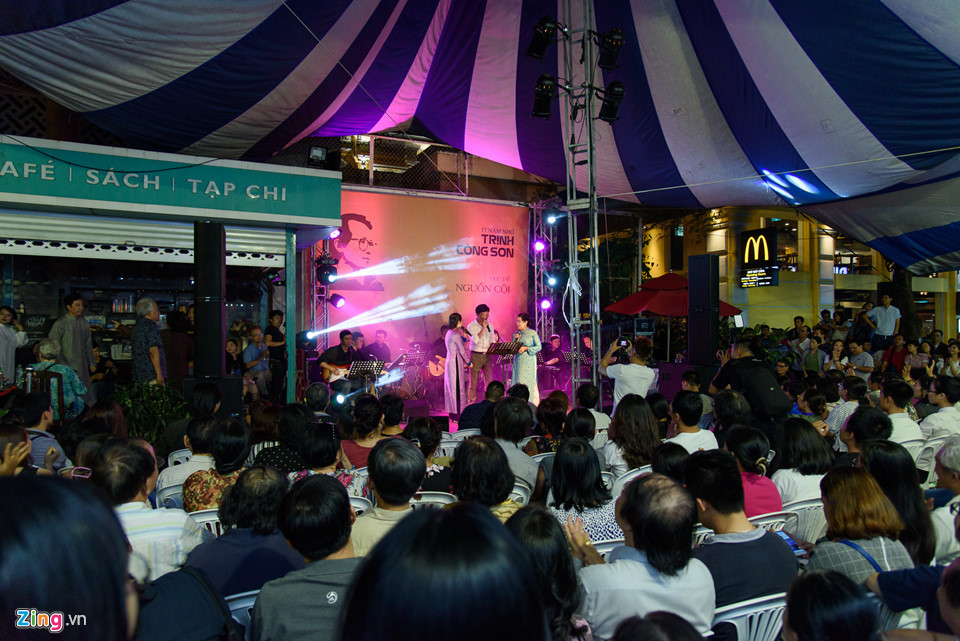 Khán giả ở lại đến phút cuối cùng thưởng thức đêm nhạc Trịnh Công Sơn. Chị Hoàng Dung (quận 4) cho biết đến với nhạc Trịnh Công Sơn, bản thân được lắng đọng và suy tưởng nhiều hơn, kéo mình tách khỏi những xô bồ của cuộc sống.