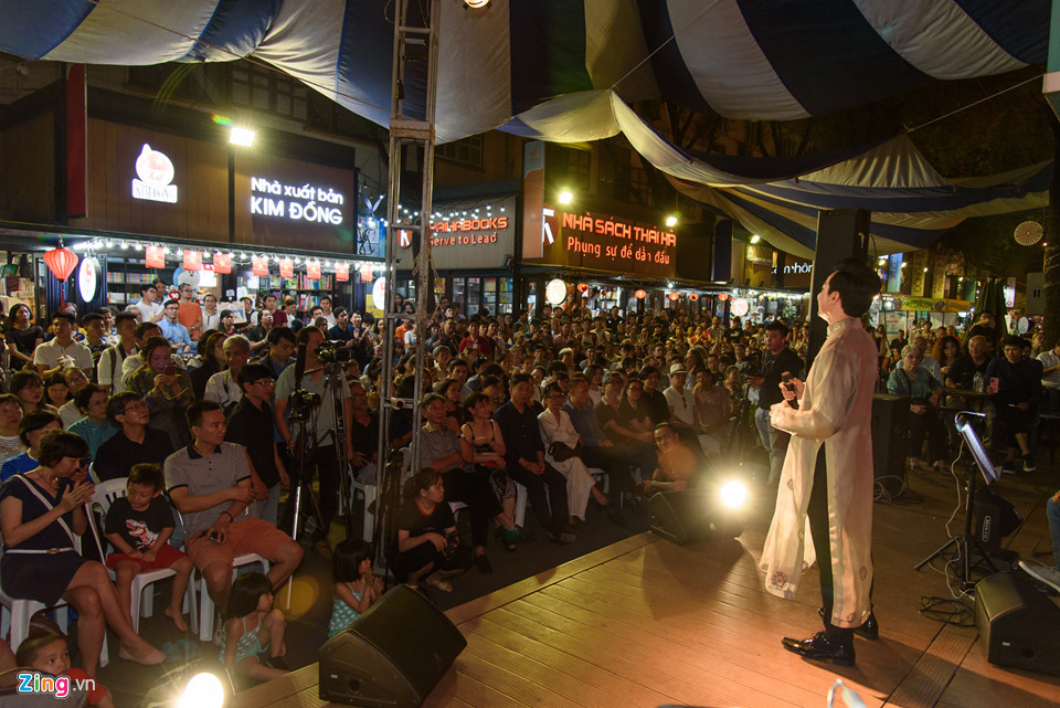 Hàng nghìn khán giả đã đến đường sách thưởng thức đêm nhạc hoài niệm về nhạc sĩ tài hoa hàng đầu của âm nhạc Việt Nam. Đêm nhạc tổ chức tại đường phố nhưng không xô bồ mà ấm cúng, đầy cảm xúc.