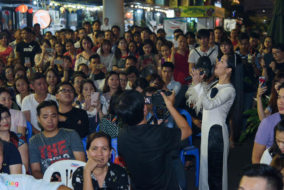 Tối 1/4, đêm nhạc Nguồn cội kỷ niệm 17 năm ngày mất của nhạc sĩ Trịnh Công Sơn diễn ra tại đường sách TP.HCM với sự tham gia của nhiều ca sĩ nổi tiếng như Hồng Nhung, Lân Nhã, Đức Tuấn, Ngọc Mai, nhạc sĩ Trần Mạnh Tuấn...