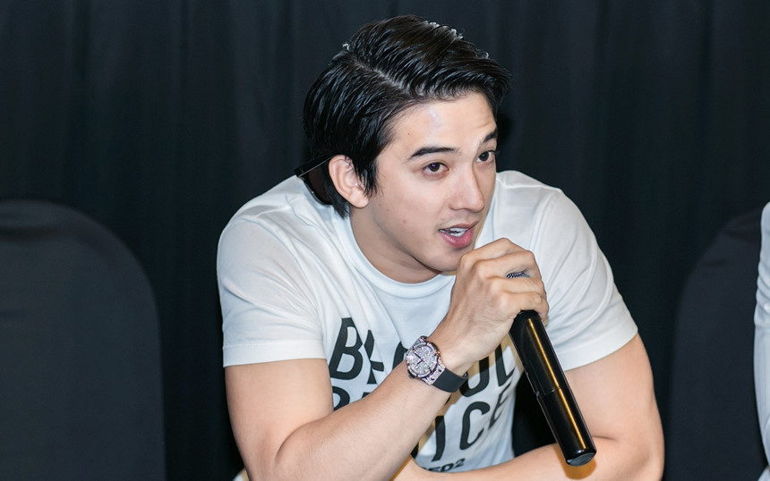 Hot boy Đông Hồ của phim Tháng năm rực rỡ cũng có mặt trong Em gái mưa. Nam diễn viên cho biết muốn có nhiều vai diễn thử thách tâm lý nhiều hơn. Phim dự kiến khởi chiếu từ 1/6.