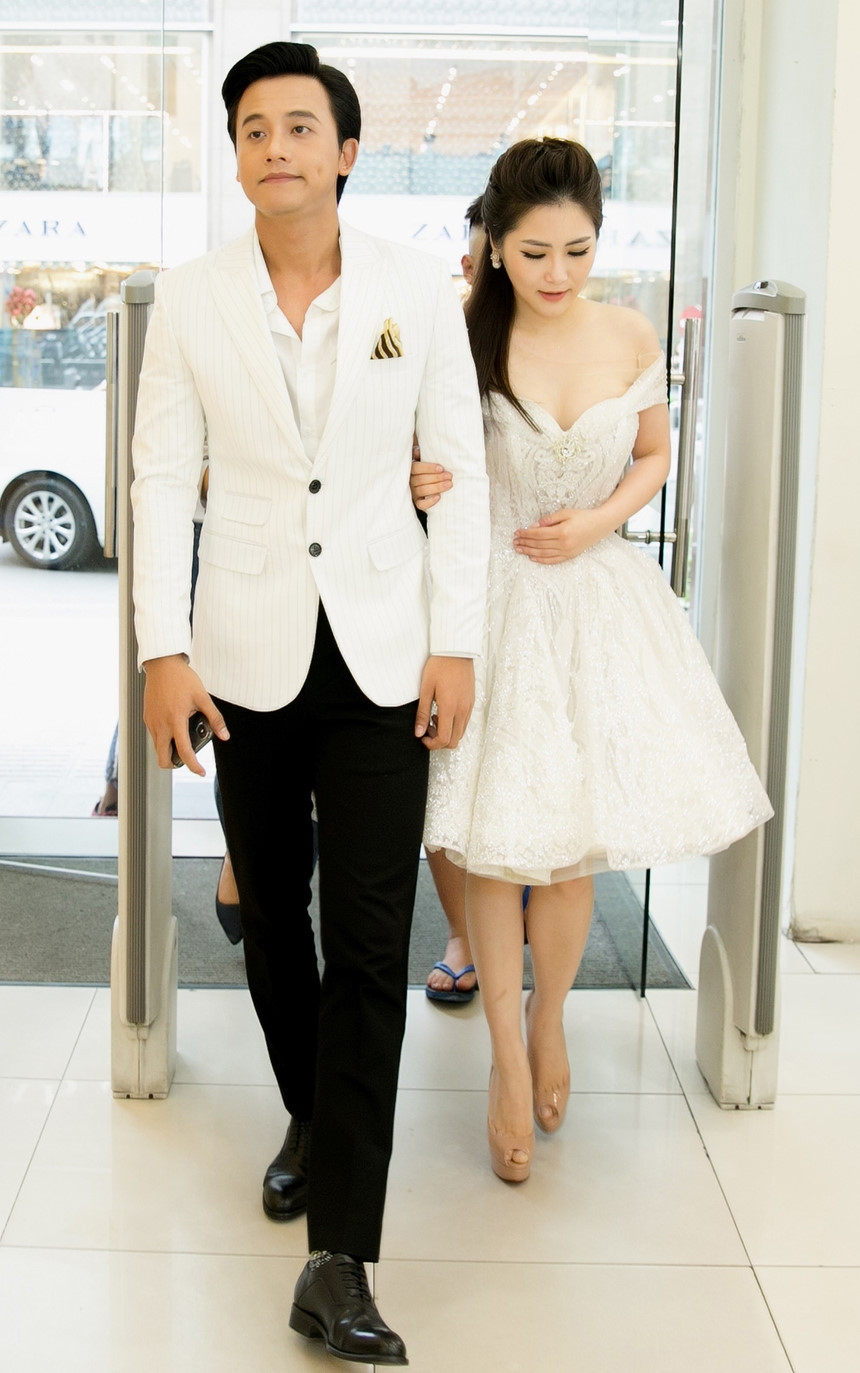 Hương Tràm khoác tay, không ngại thể hiện sự gần gũi bên "thầy giáo mưa". Trả lời về nghi vấn tái hợp sau khi chia tay, cả hai khẳng định chỉ là bạn tốt của nhau. Mai Tài Phến từng chia sẻ anh khâm phục và trân trọng ca sĩ 9X vì tài năng, bản lĩnh trong nghề nghiệp, cuộc sống. Lý do cả hai không tiếp tục mối quan hệ tình cảm theo anh là cả hai còn trẻ, cần nhiều thời gian phấn đấu cho sự nghiệp. Tuy chia tay, anh kể cả hai vẫn gặp nhau. Hương Tràm còn đến đoàn phim thăm mọi người.