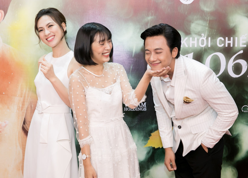 Là chủ nhân của bản hit đình đám nhưng Hương Tràm không được đạo diễn Kawaii Tuấn Anh mời đóng nữ chính. Nam đạo diễn tiết lộ đã mời Hương Tràm đến casting nhưng cô diễn xuất không tốt. Hơn thế, cô còn chín chắn hơn nhiều so với lứa tuổi của vai diễn. Vai chính trong phim dành cho diễn viên Thùy Linh.