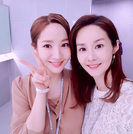 Kim Ga Yeon và Park Min Young chụp ảnh chung khi Ga Yeon tham gia "Thư ký Kim sao thế?" với vai trò khách mời đặc biệt.